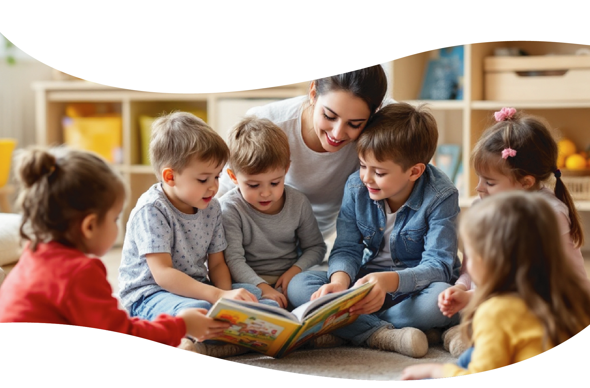 dzieci siedzące na dywanie i czytające książke wraz z nauczycielką w Przedszkole Kolorowe Kredki Nałęczów Garbów Lublin Snopków