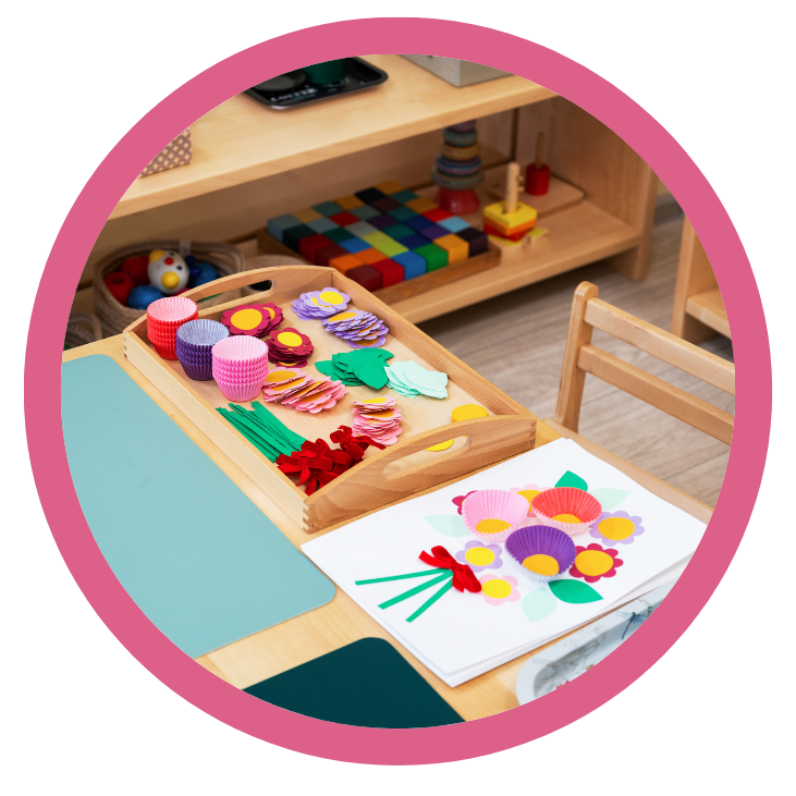 materiały do prac ręcznych na stoliczku w przedszkolu dzieci patrzące przez lupę na roślinę - aktywne spędzanie czasu w przedszkolu Kolorowe Kredki Nałęczów Garbów Lublin Snopków