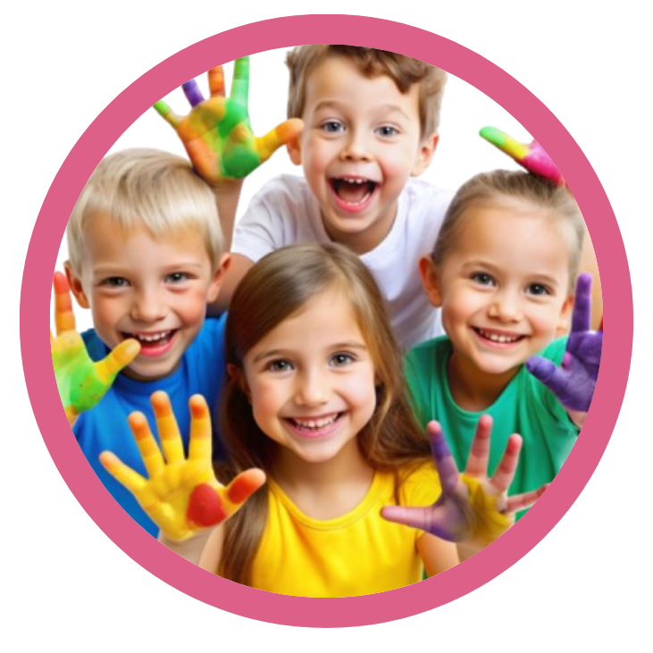 wesołe dzieci z pomalowanymi dłońmi Przedszkole Kolorowe Kredki Nałęczów Lublin Snopków Garbów