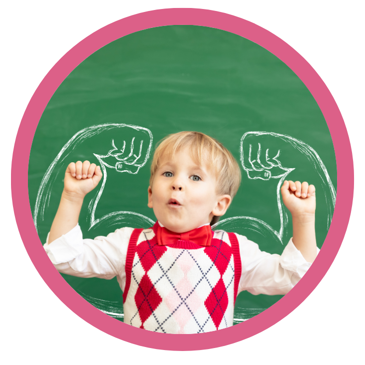 chłopiec poakzujący swoją siłę na tle zielonej tablicy w przedszkolu Kolorowe Kredki Nałęczów Garbów Lublin Snopków