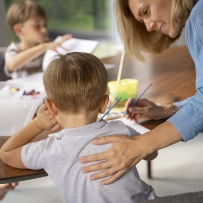 dziecko-zdobywa-edukacje-w-domu